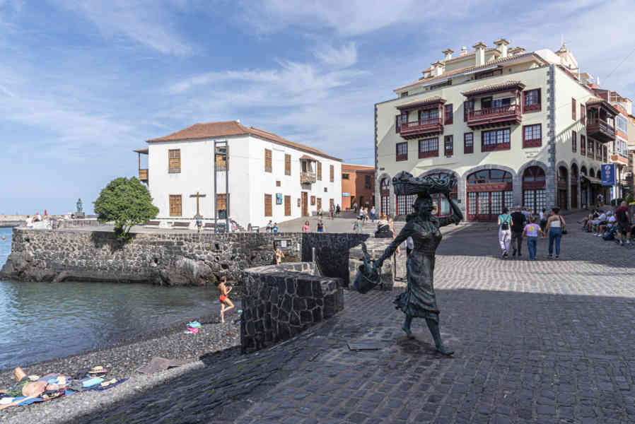 Tenerife 183 - Puerto de la Cruz - monumento a La Pescadera.jpg